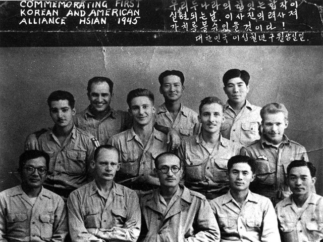 1945년 한국광복군과 미국 전략첩보부대(OSS) 대원들이 함께한 모습. 초대 국방부 장관인 이범석 장군(앞줄 왼쪽에서 세 번째)이 있다. 대한민국 국군 창설 과정에서 한국광복군 대원들은 핵심적인 역할을 했다.