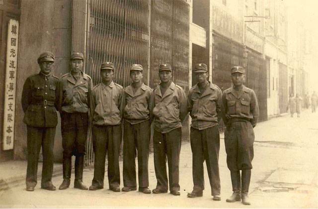 일제강점기 중국 산시성 시안시에서 미국 OSS 대원들과 함께 한반도 진공 계획인 ‘독수리 작전’을 준비했던 한국광복군 제2지대 본부 대원들. 국사편찬위원회 제공