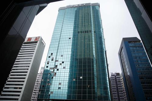 태풍 '망쿳'이 몰고온 강풍으로 깨진 홍콩 고층빌딩 유리창