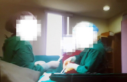 울산 한 병원에서 간호조무사가 710여 차례나 수술을 한 사실이 경찰에 의해 드러났다. 사진은 해당 병원 수술폐쇄회로(CC)TV <울산경찰청 제공>