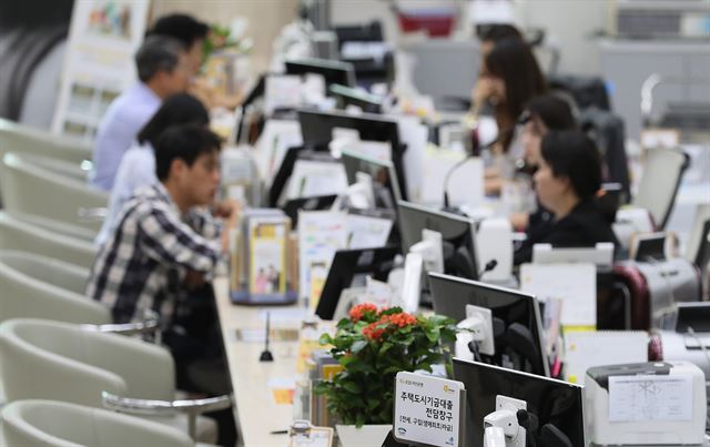 18일 서울시내 한 은행 창구에서 고객들이 대출 상담을 받고 있다. 연합뉴스