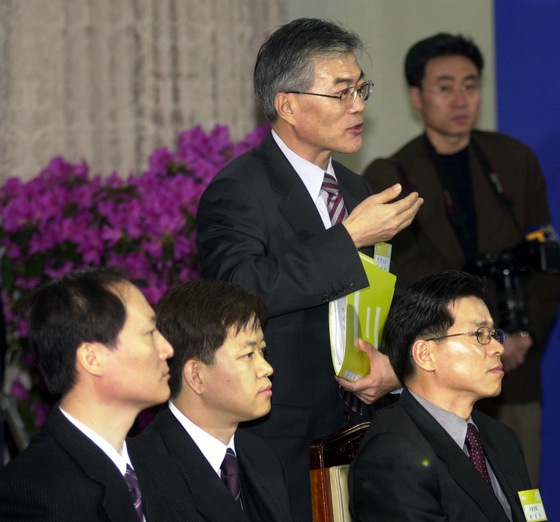 2003년 3월 9일 문재인 당시 청와대 민정수석(中)이 노무현 대통령과 평검사들의 대화에 앞서 회의 진행방법에 대해 설명하고 있다 [청와대 사진기자단]