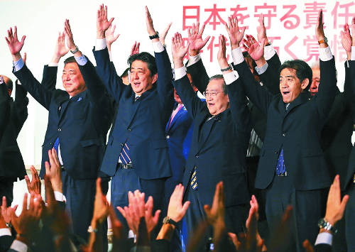 아베 신조 일본 총리(왼쪽 두 번째)가 20일 도쿄 자민당 본부에서 열린 총재 선거에서 승리한 뒤 당직자들과 '만세'를 외치고 있다. 왼쪽은 선거에서 경쟁했던 이시바 시게루 전 간사장. 아베 총리는 3연임에 성공해 일본 최장수 총리 기록도 눈앞에 두게 됐다. AP뉴시스