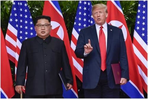 지난 6월12일 싱가포르 정상회담 당시의 도널드 트럼프(오른쪽) 미국 대통령과 김정은 북한 국무위원장. 싱가포르=AP·연합뉴스 자료사진