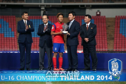 이승우(왼쪽에서 3번째)가 2014년 9월20일 태국 방콕에서 열린 16세 이하 아시아선수권 결승 직후 MVP를 수상하고 있다. 제공 | 대한축구협회
