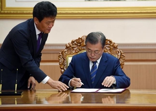 19일 문재인 대통령이 김종천 의전비서관의 안내를 받아 네임펜으로 공동선언문에 서명하고 있다./평양사진공동취재단