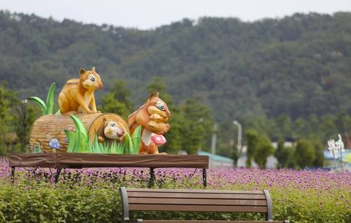 야간 관람객을 위한 등불도 마련돼 흥미를 끌고 있다.(성연재)