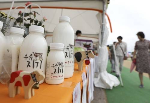 행사장 바깥에는 지역 특산물들이 판매되고 있다.(성연재)