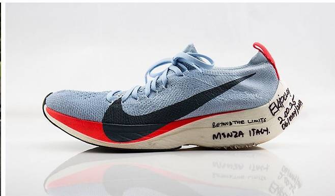 2017년 5월 나이키가 이탈리아 밀라노 근처의 몬차 포뮬러원 경기장에서 연 ‘브레이킹 2’ 행사에서 엘리우드 킵초게 선수가 신고 달린 운동화. 나이키는 ‘브레이킹 2’를 위해 가볍고 탄성이 뛰어난 특수 운동화를 제작했다.