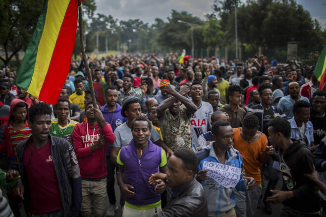 에티오피아 아디스아바바에서 시민 수천명이 지난 17일 종족간 충돌을 규탄하는 시위를 벌이고 있다. 아디스아바바|AP연합뉴스