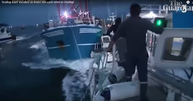 지난달 28일(현지시간) 영국 해협에서 가리비 조업을 하고 있는 영국 어선과 이를 막기 위한 프랑스 어선이 충돌하고 있다. 가디언 영상 캡쳐.
