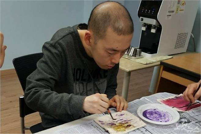 주간보호센터에서 미술 프로그램을 진행 중인 봉준 씨. 사진=꿈자람터장애인주간보호센터 제공