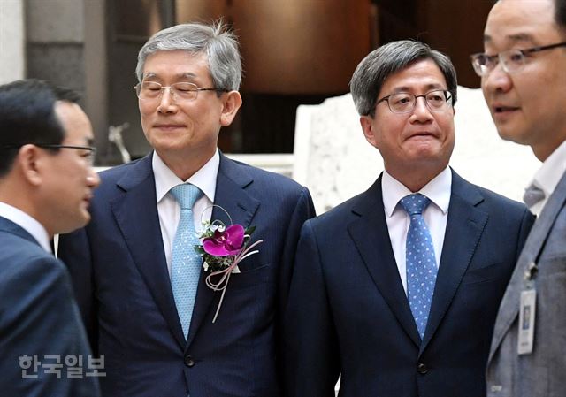 고영한(왼쪽) 전 대법관과 김명수(오른쪽) 대법원장. 한국일보 자료사진