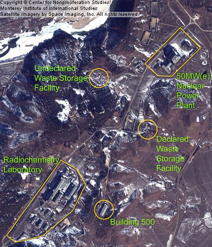 미국 정부가 1993년 공개한 첩보위성 자료. 북한 영변 핵단지 내 북측이 자진신고한 재처리시설(왼쪽 아래)과 폐기물저장소(오른쪽 가운데) 사이로 미신고 폐기물저장소가 표시돼 있다. 한국일보 자료사진