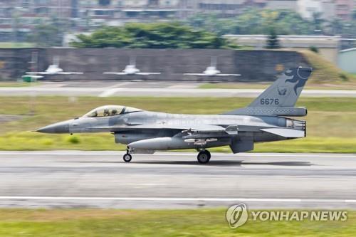 6월 4일 대만 화롄공군기지에 있는 F-16기 [EPA/대만국방통신=연합뉴스]