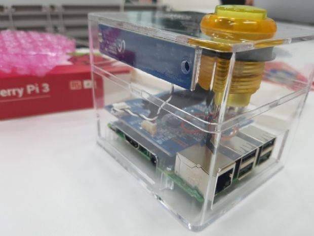 AI 스피커 조립을 마친 뒤 모습.