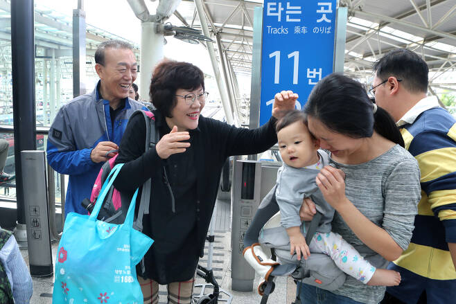 추석 연휴 마지막날인 26일 고향을 다녀 온 할아버지와 할머니가 서울역으로 마중 나온 손자를 보며 반가워하고 있다. 최승식 기자