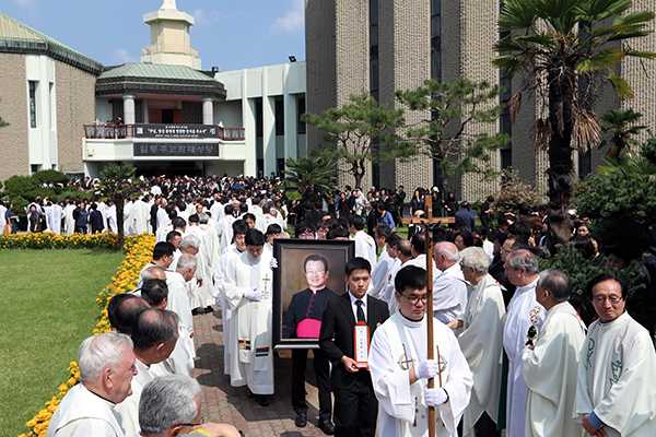 ⓒ연합뉴스 2016년 9월23일 광주 주교좌성당에서 고 조비오 신부 장례미사를 마친 성직자들이 운구하고 있다.