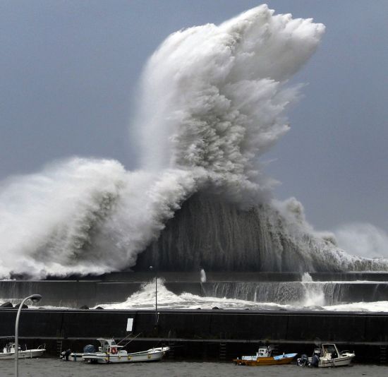 제21호 태풍 제비가 상륙한 지난 4일 일본 시코쿠 남부 고치현 아히항에서 높은 파도가 일고 있다. AP뉴시스