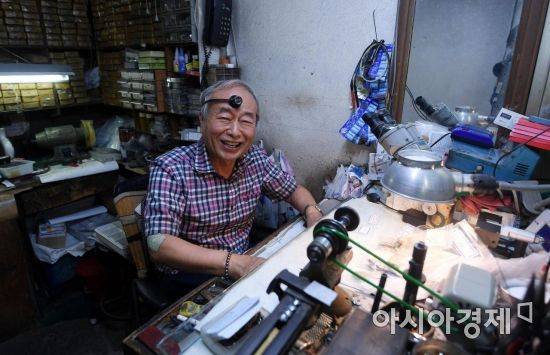 영신사를 운영하는 박종현(73) 씨는 재개발에 대한 걱정에도 밝은 미소를 잃지 않는다.