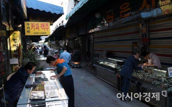 50년 넘게 자리를 지켜온 서울 종로구 예지동 시계골목. 골목길은 대체로 한가하지만 그럼에도 시계 골목을 찾는 이는 꾸준하다.