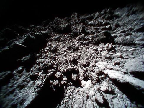 로버-1B가 점핑 직후 촬영한 소행성 류구 표면(10:10) [출처: JAXA]
