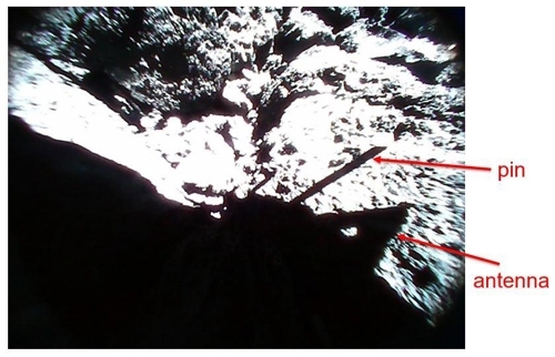 로버-1A의 핀과 안테나 그림자. [출처:JAXA]