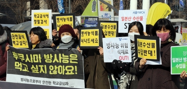 서울 광화문광장에서 시민들이 일본수산물 수입 반대와 단체급식에 대한 방사능 기준치를 새로 만들 것을 요구하고 있다. <한겨레> 자료