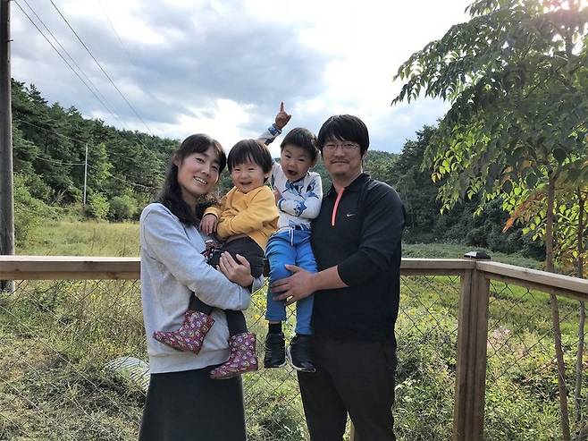 하하농장을 일구는 네 가족. 왼쪽부터 송유하, 김윤하, 김모하, 김성만씨. 신소윤 기자