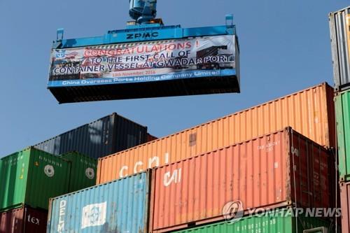 파키스탄 과다르항에서 중국 화물선에 선적되는 컨테이너[로이터=연합뉴스]