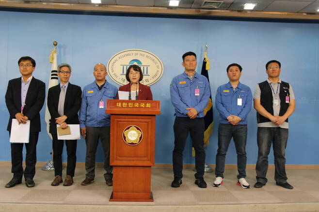 추혜선 정의당 의원(중앙)이 지난달 25일 국회에서 포스코 민주노조와 금속노조 관계자들과 함께 포스코의 노조공작 혐의를 폭로하고 있다. 정의당 제공