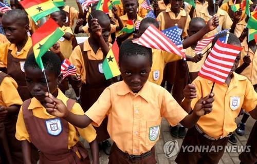 미국 멜라니아 여사의 방문을 환영하는 가나 어린이들[로이터=연합뉴스]