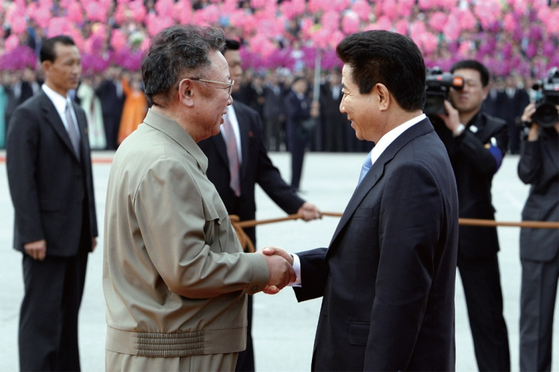 2007년 10월 2일 평양 4·25 문화회관 광장에 도착한 노무현 대통령과 북한 김정일 국방위원장이 악수하고 있다. [중앙포토]