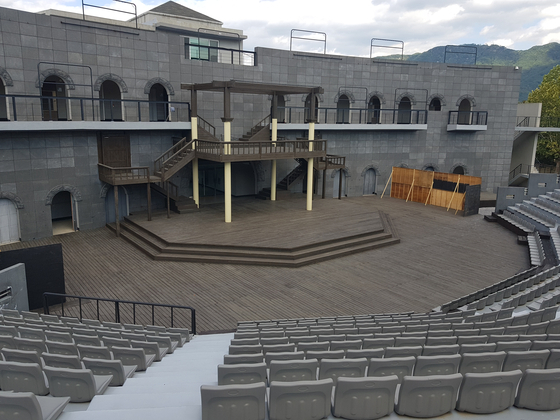 밀양연극촌 주무대인 성벽극장 무대와 관객석 모습. 위성욱 기자