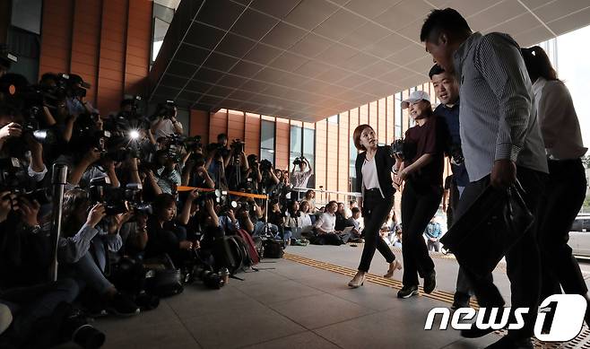 걸그룹 카라 출신 가수 겸 배우 구하라가 18일 오후 서울 강남경찰서에 출석하고 있다. 2018.9.18/뉴스1 © News1 안은나 기자