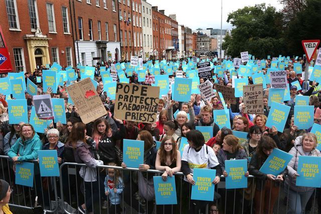 8월26일 아일랜드에서 열린 세계가정대회 도중 가톨릭 성직자의 아동 성학대에 항의하는 시위대가 집회를 열고 있다. 더블린=EPA 연합뉴스