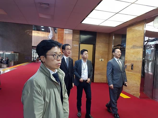 8일 조명균 통일부 장관이 국회에서 열린 바른미래당 의원총회에 참석하기 위해 들어가고 있다. 송경화 기자