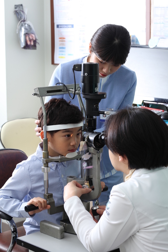 안과 의사가 세극등현미경을 이용하여 어린이의 눈 상태를 진찰하고 있다. 아이의 안구는 만 7살이 되면 완성되므로 안과 검진이 가능한 3~4살부터 6개월마다 눈 상태를 정기적으로 검진하도록 하자. 건양의대 김안과병원 제공.