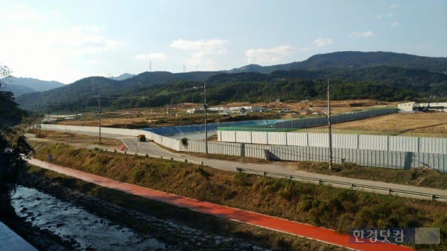 우미건설 '경산 하양지구 우미린' 부지(우측)과 체육공원 부지. (사진 김하나 기자)