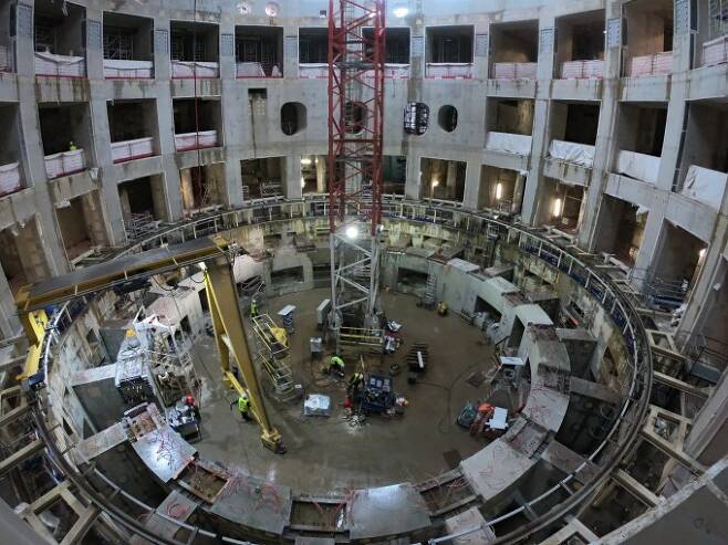 10일(현지 시간) 프랑스 카다라쉬의 국제핵융합실험로(ITER) 건설 현장을 찾았다. 지름 28m, 높이 24m의 초대형 핵융합로(토카막)가 들어설 본관의 내부 모습이다. - 카다라쉬=송경은 기자 kyungeun@donga.com
