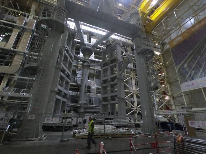핵융합로 진공용기 조립장비. 한국이 개발해 최근 국제핵융합실험로(ITER) 본부에 설치됐다. 거대 중장비임에도 불구하고 오차범위 2㎜ 이하의 정밀 제어가 가능하다. - 카다라쉬=송경은 기자 kyungeun@donga.com