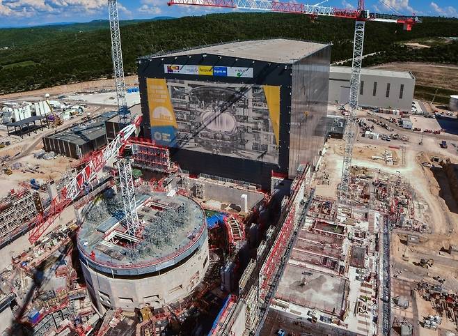프랑스 남부 도시 카다라슈에 건설되고 있는 국제핵융합실험로(ITER) 전경. 맨 앞이 핵심부분인 토카막 건설현장. 이터 제공