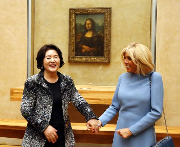 한-프 정상부인 ‘모나리자’ 앞에서 - 문재인 대통령 부인 김정숙 여사가 15일 오전 (현지시간) 에마뉘엘 마크롱 대통령의 부인인 브리지트 마크롱 여사와 프랑스 파리 루브르 박물관을 방문, 모나리자 앞에서 기념촬영을 하고 있다. 2018.10.15 연합뉴스 한-프 정상부인 ‘모나리자’ 앞에서 - 문재인 대통령 부인 김정숙 여사가 15일 오전 (현지시간) 에마뉘엘 마크롱 대통령의 부인인 브리지트 마크롱 여사와 프랑스 파리 루브르 박물관을 방문, 모나리자 앞에서 기념촬영을 하고 있다. 2018.10.15 연합뉴스