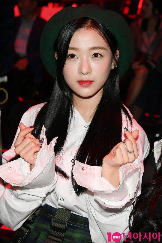 에이프릴 진솔이 16일 오후 서울 중구 동대문디자인플라자(DDP)에서 열린 ‘2019 S/S 헤라서울패션위크’ 알쉬미스트 컬렉션에 참석했다.