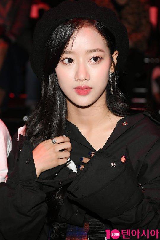 에이프릴 나은이 16일 오후 서울 중구 동대문디자인플라자(DDP)에서 열린 ‘2019 S/S 헤라서울패션위크’ 알쉬미스트 컬렉션에 참석했다.