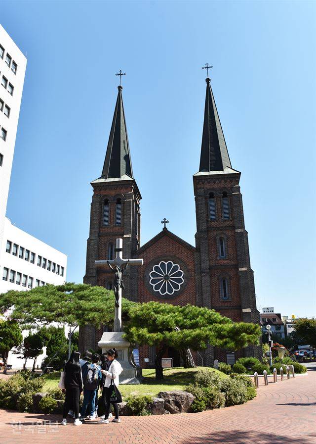 계산성당은 고딕과 로마네스크 양식이 가미된 건물로, 서울과 평양에 이어 세 번째로 지어진 성당이다.
