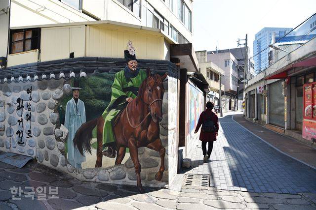 영남대로 과거길, 대로라는 이름이 무색하게 차 한 대 겨우 지날 정도다.