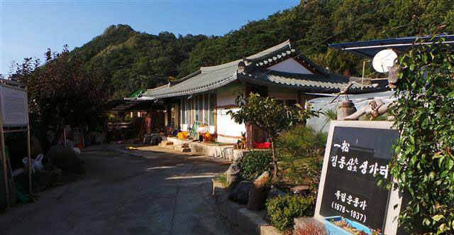 천전리 김동삼의 생가. 원래는 초가집이었는데 지금은 기와집으로 바뀌었고 의성 김씨 후손이 살고 있다.