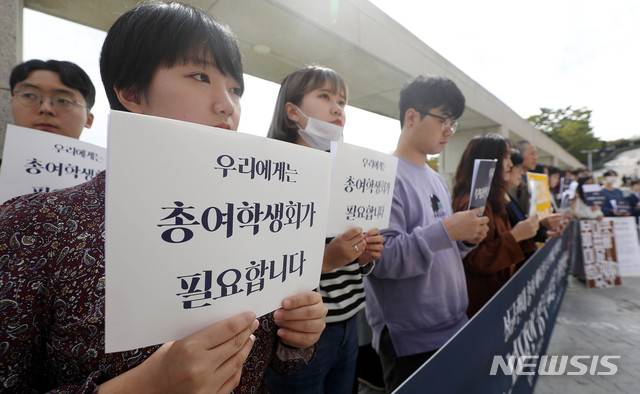 【서울=뉴시스】추상철 기자 = 남녀 재학생 등으로 구성된 단체 성균관대 성평등 어디로 가나가 8일 오후 서울 종로구 성균관대학교에서 총여학생회 폐지투표 거부 보이콧 선언 기자회견을 하고 있다. 2018.10.08. scchoo@newsis.com