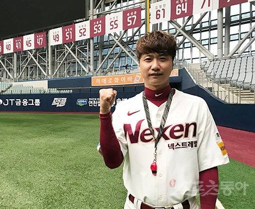 넥센 히어로즈 김정석 응원단장은 2013년 처음 단상에 섰다. 넥센은 이때부터 2016년까지 4년 연속 PS에 진출했다. 지난해는 처음으로 ‘쉬는 가을’을 보내며 서운하고 허전함을 느낀 그는 올해 넥센의 가을 야구를 목청껏 응원할 계획이다. 고척|서다영 기자 seody3062@donga.com